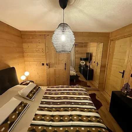 -white Aster- Charming Renovated Apartment