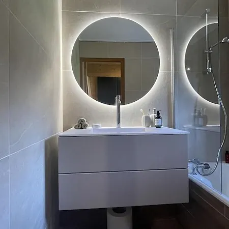 -white Aster- Charming Renovated Apartment